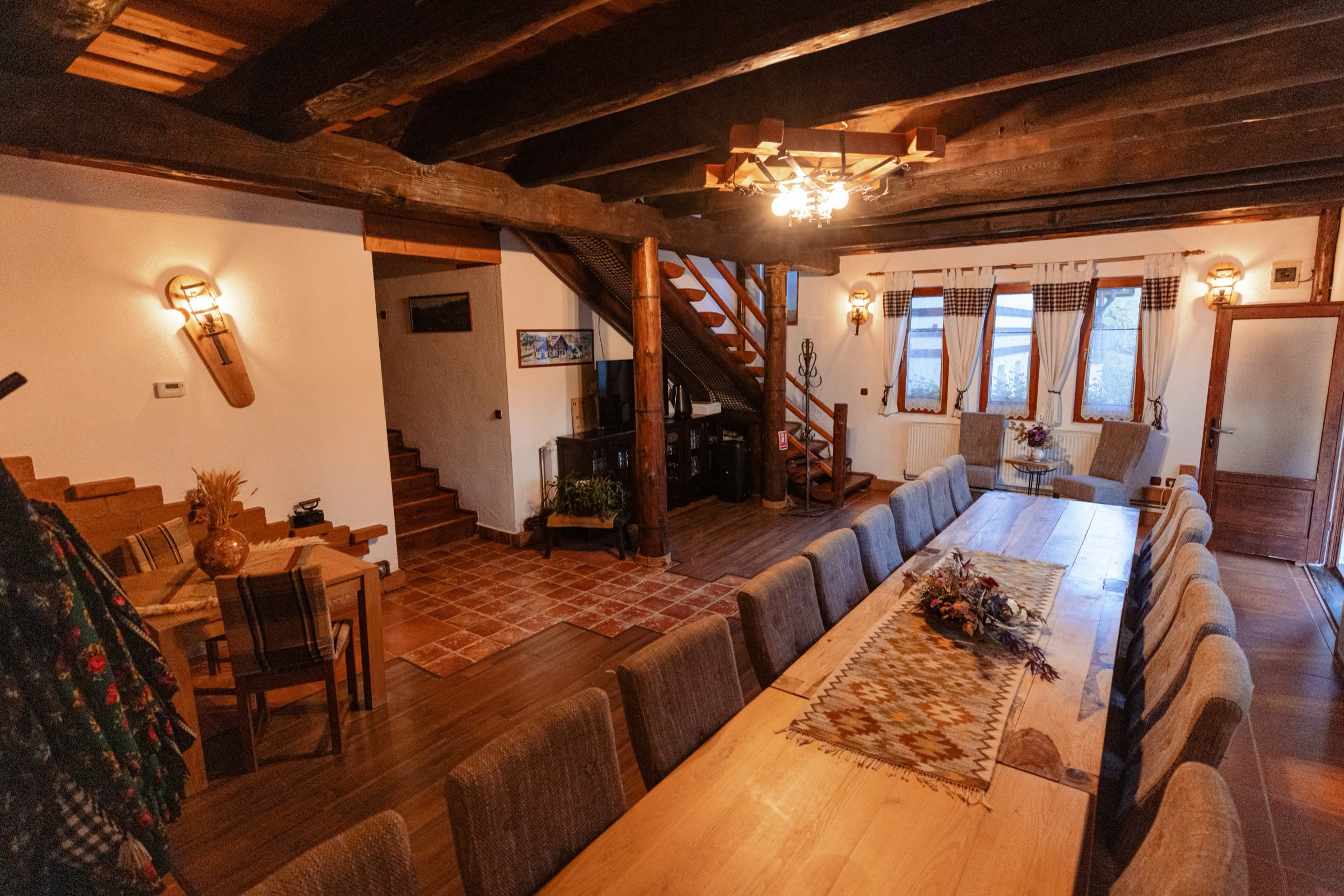 Sala de ospețe și colțul de living, cu fotolii