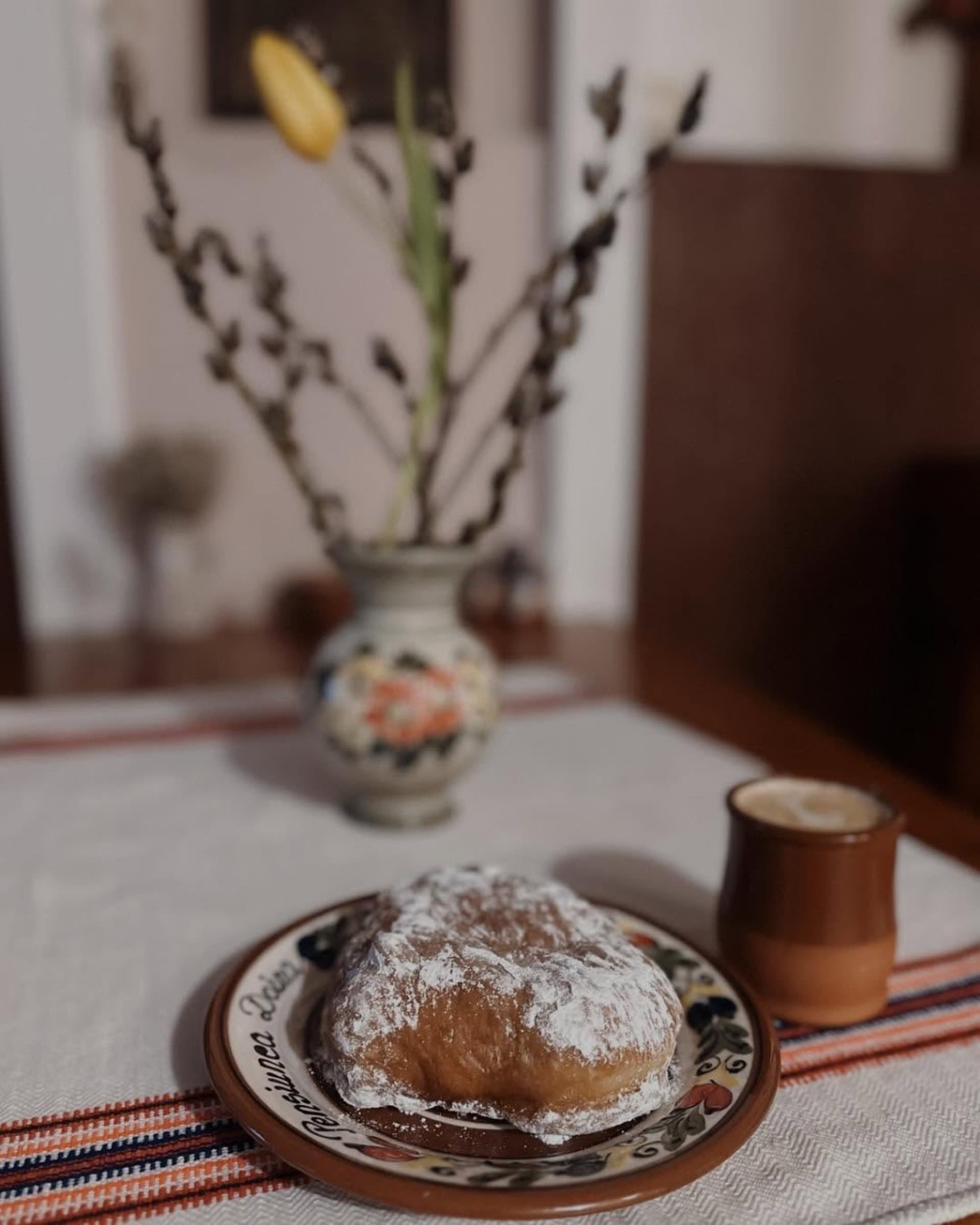 Desert de casă, alături de o cafea