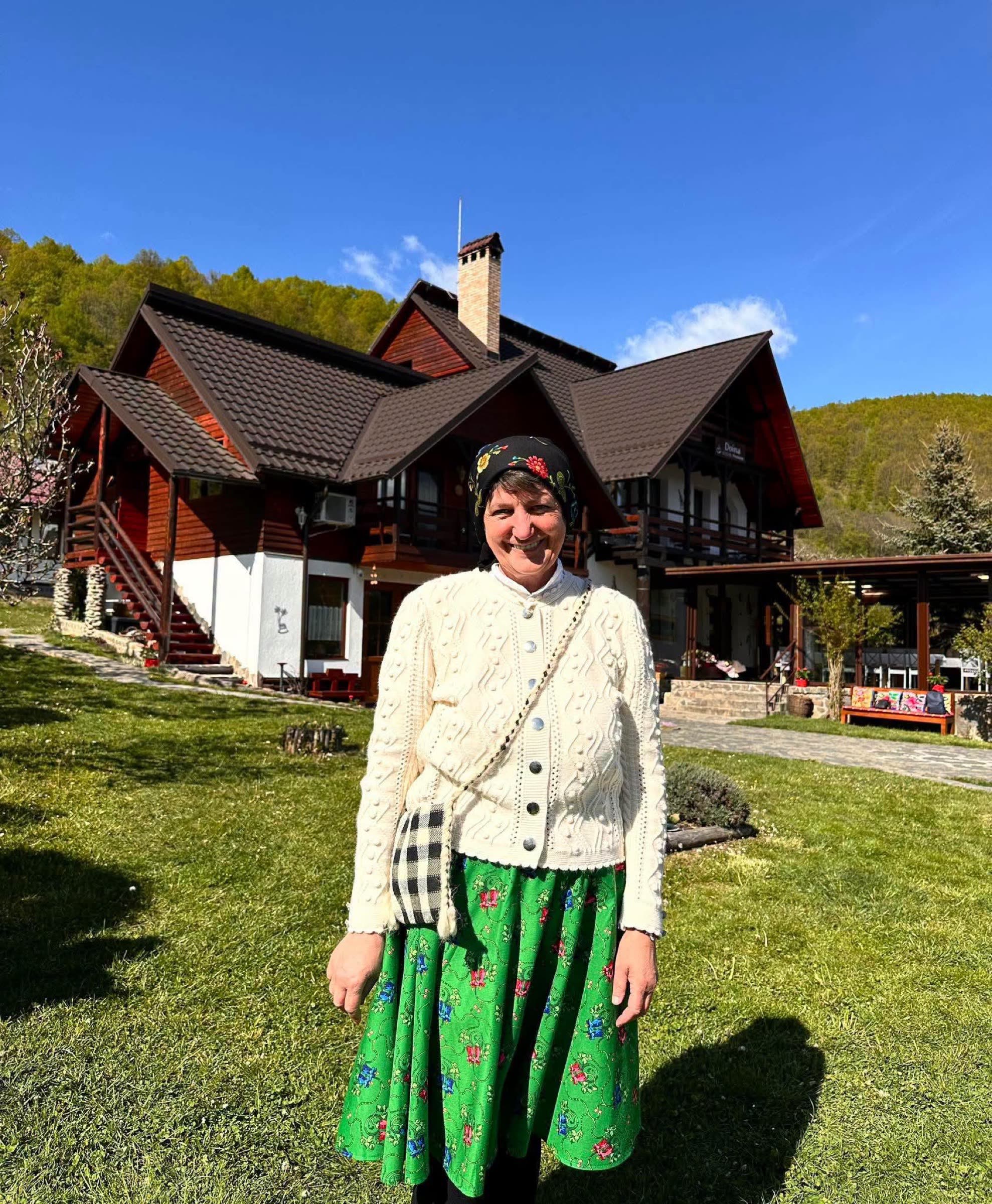 Doina, gazda pensiunii, în curtea gospodăriei