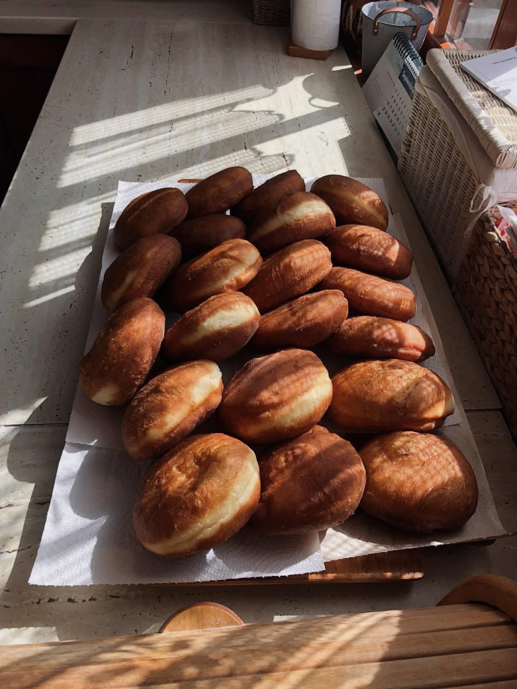 Pancove de casă, pudrate cu zahăr, în tavă