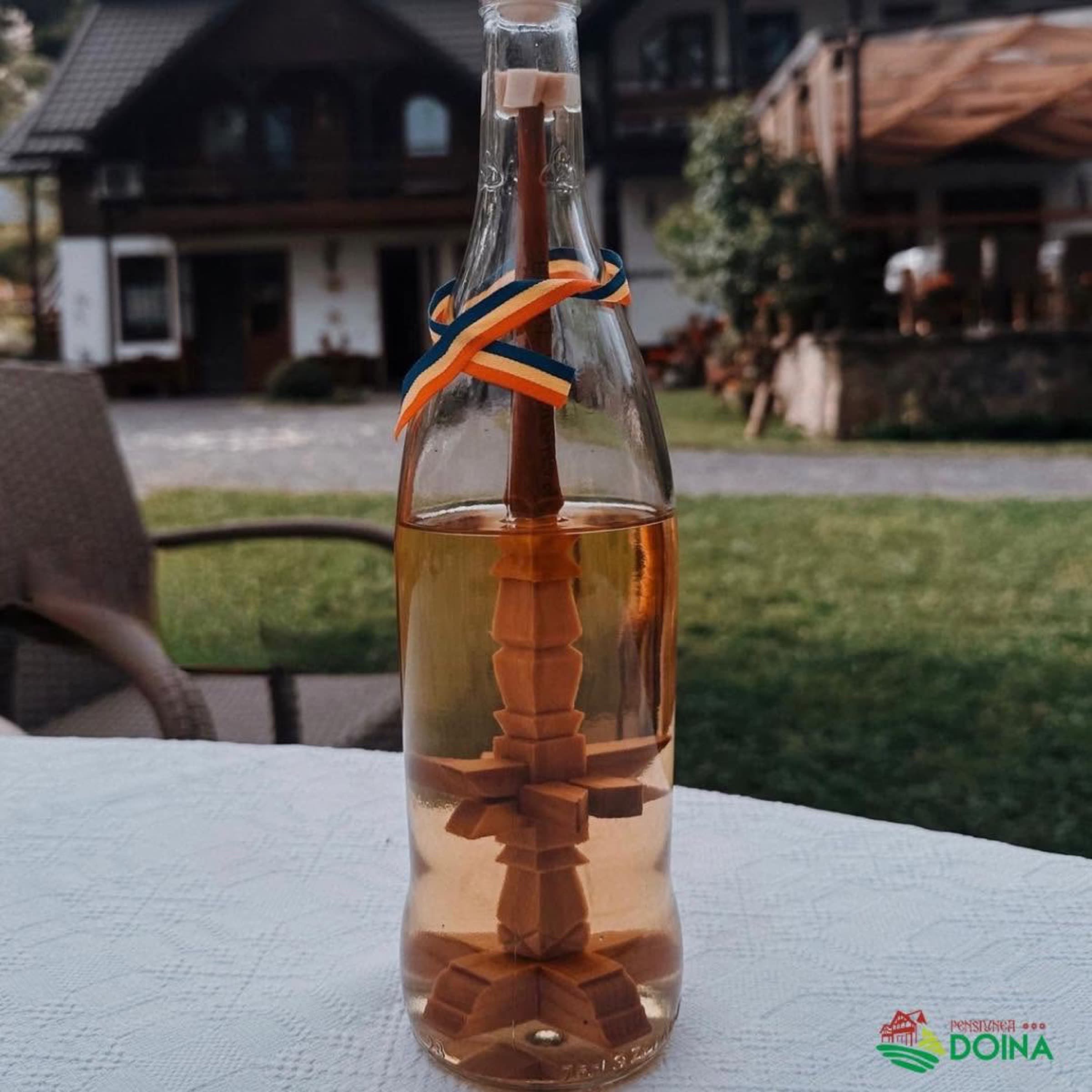 Sticlă de horincă de casă, cu panglică tricoloră