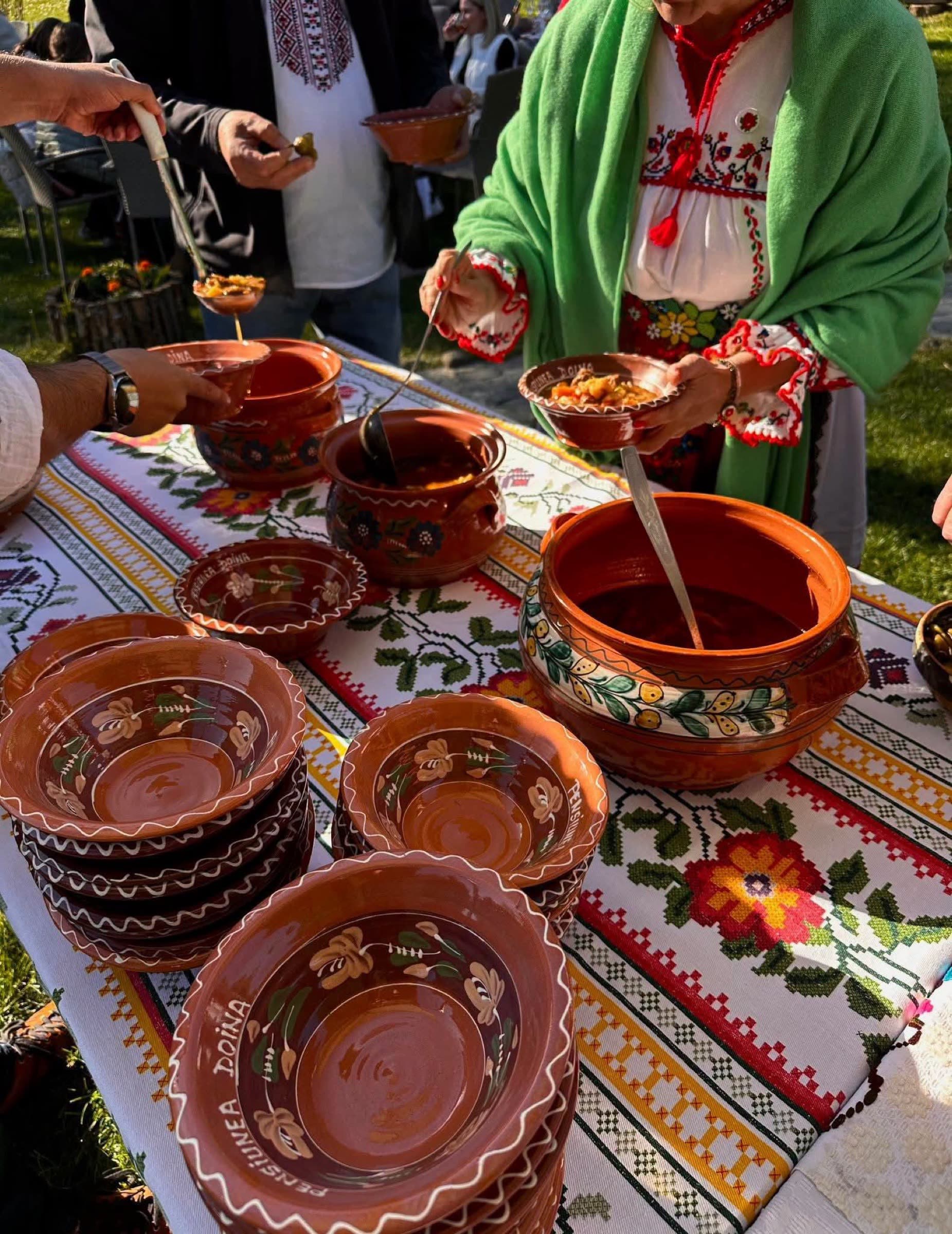 Servire în costum popular, din boluri de ceramică marca Pensiunea Doina
