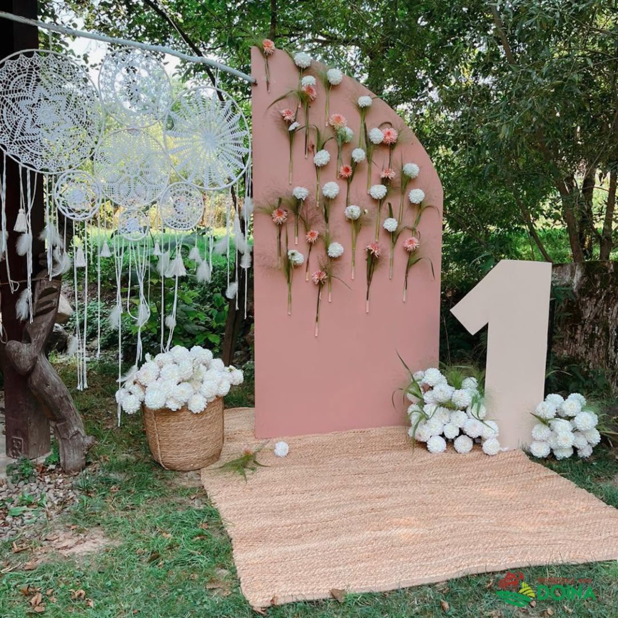 Decor boho pentru o aniversare, în grădina pensiunii