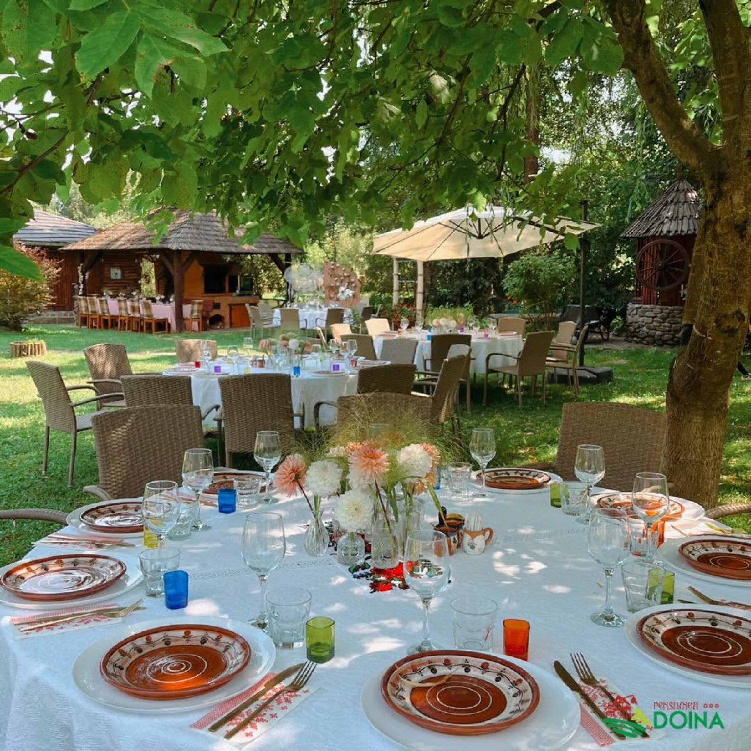 Detaliu de masă festivă — aranjament floral și tacâmuri