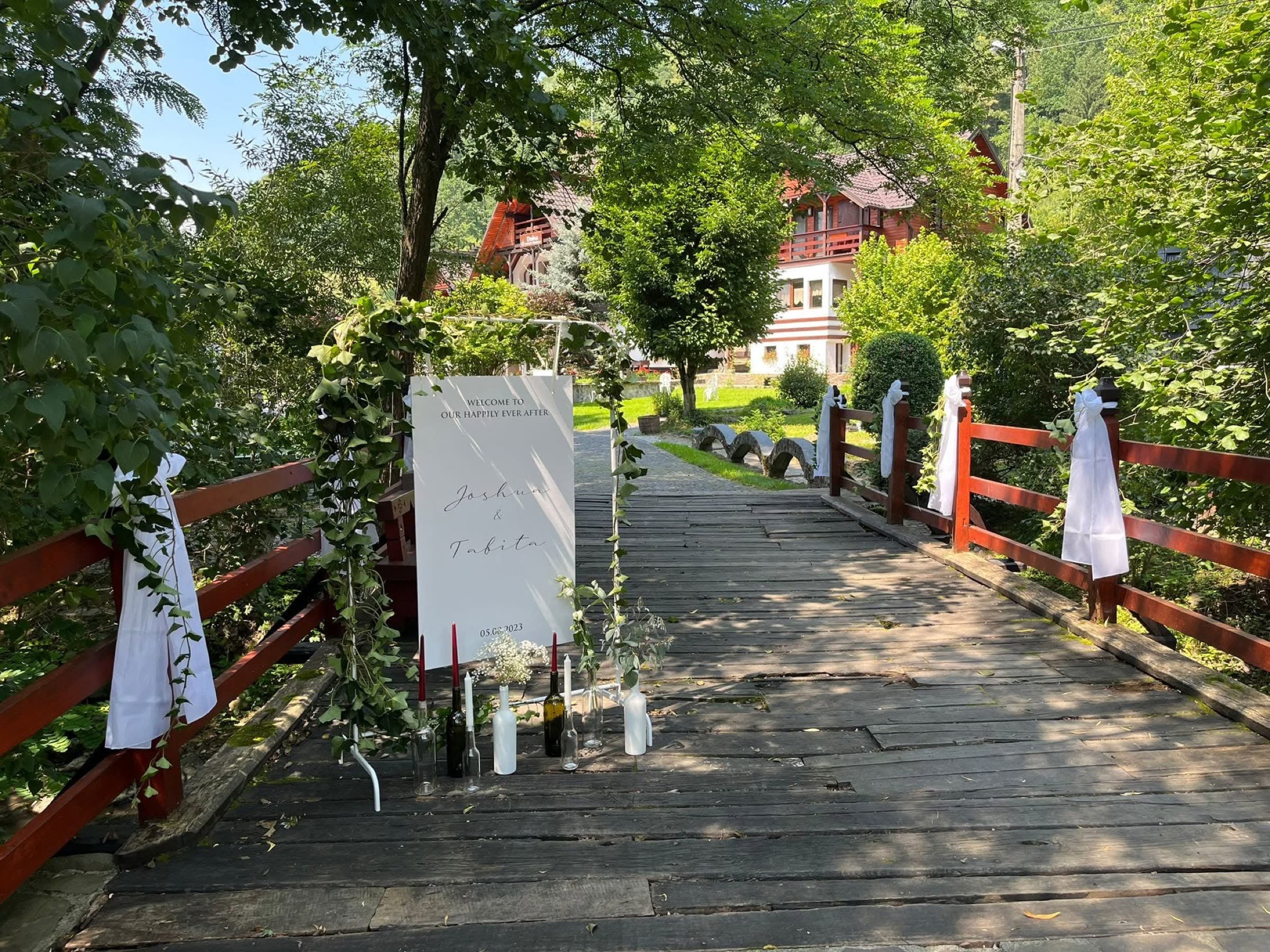 Podeț decorat pentru un eveniment, peste pârâul domeniului