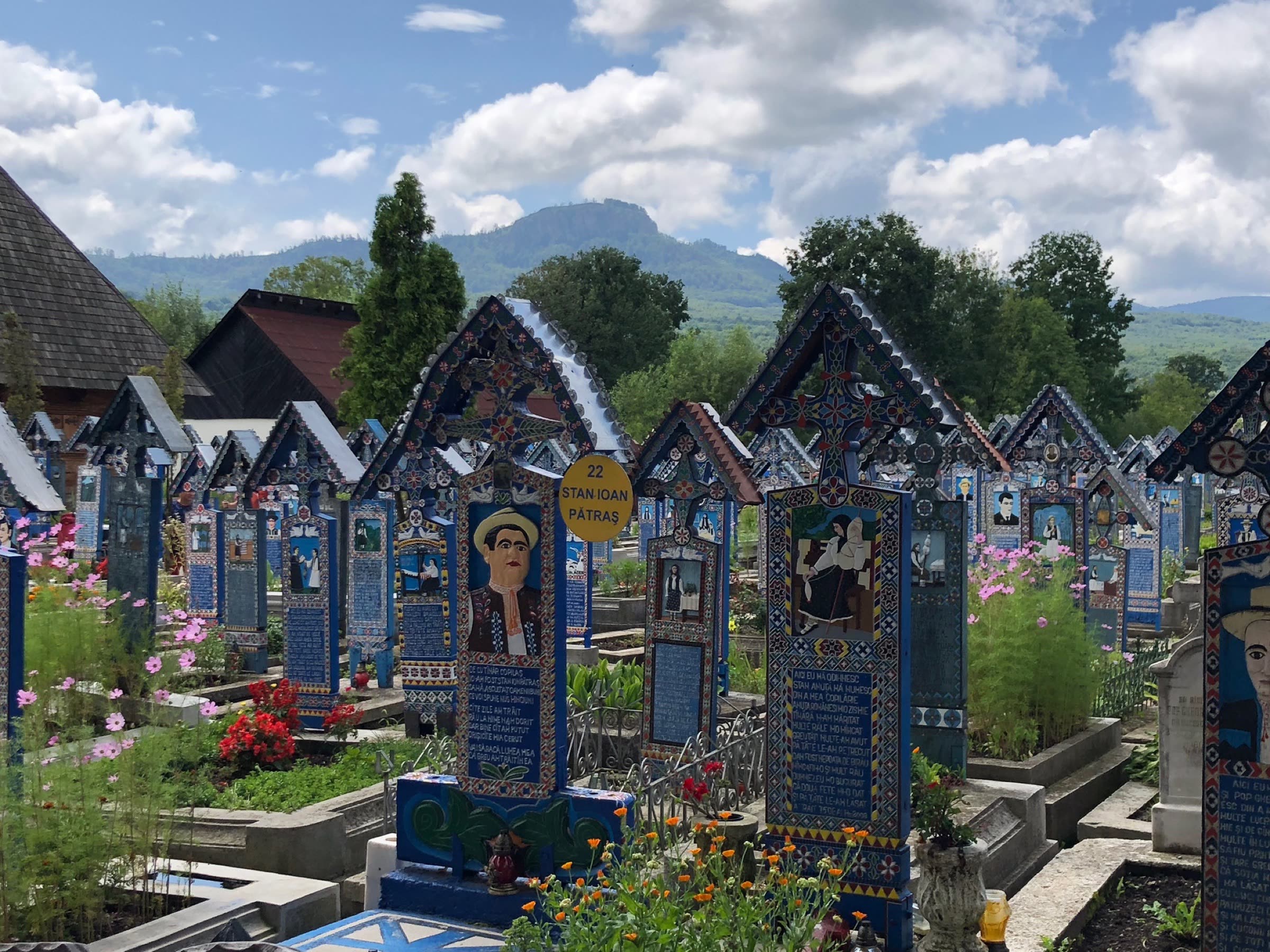 Crucile albastre pictate din Cimitirul Vesel de la Săpânța