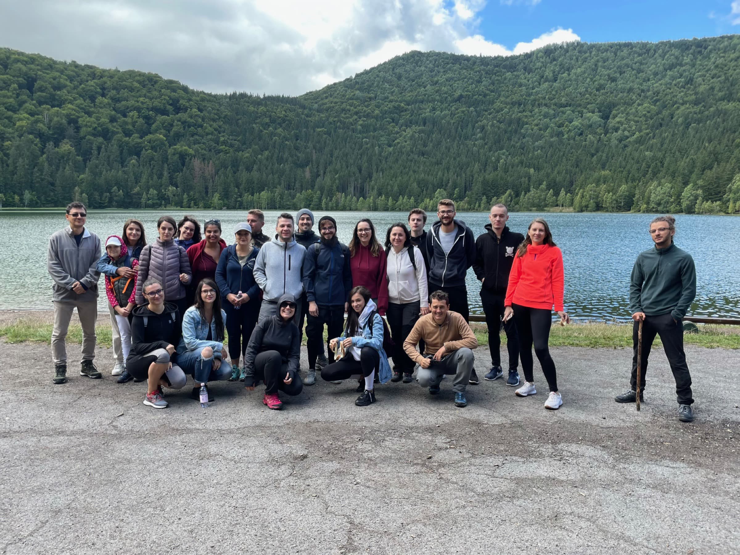 Grup în drumeție la un lac de munte din împrejurimi