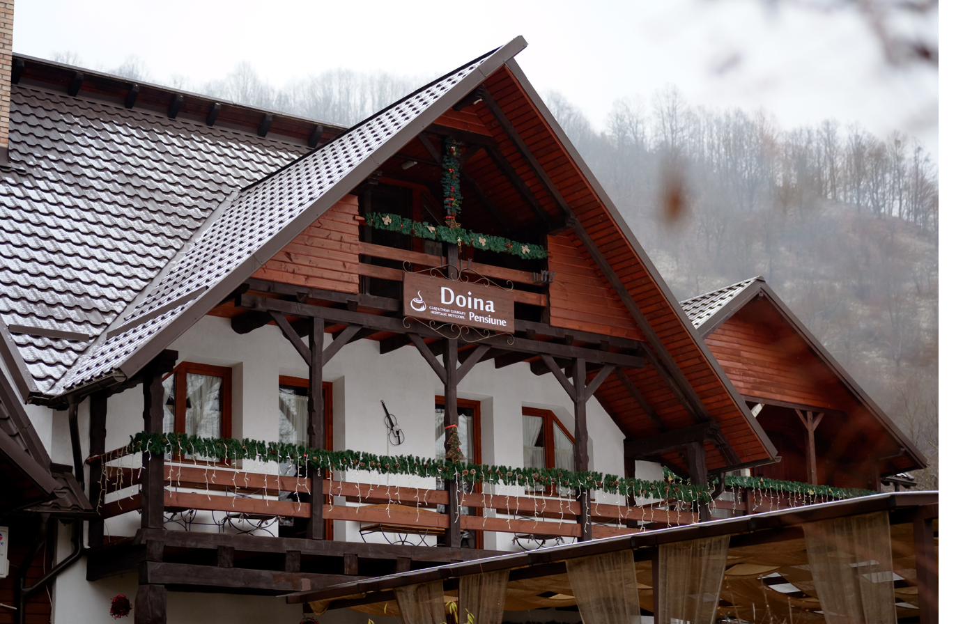 Balconul pensiunii, împodobit iarna